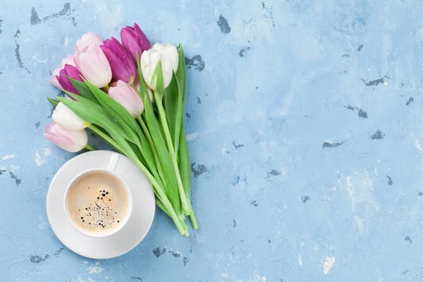 Tulipanes rosados y taza de café —  Fotos de Stock