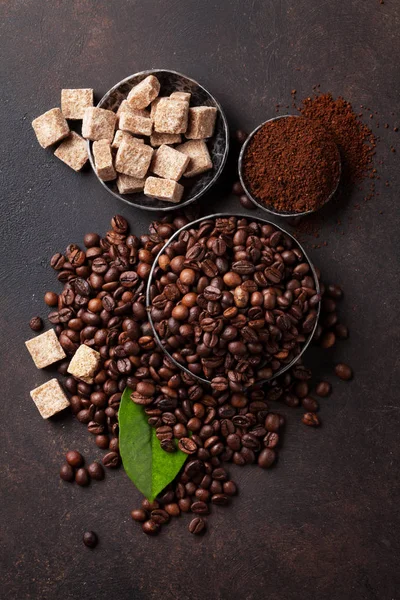 Kávová zrna a mletý prášek — Stock fotografie