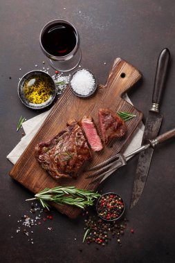 Şarap, otlar ve baharatlar ile sığır eti biftek