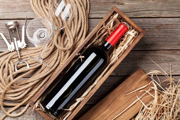 Botella de vino en caja, vasos y sacacorchos — Foto de Stock