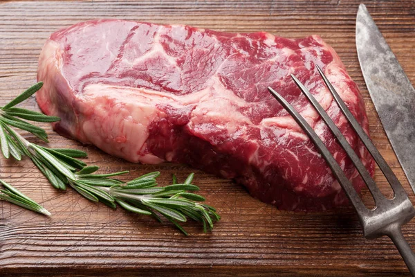 Bife cru de carne de vitela — Fotografia de Stock