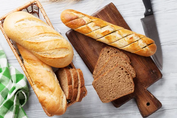 Pane sul tagliere e nel cestino — Foto Stock