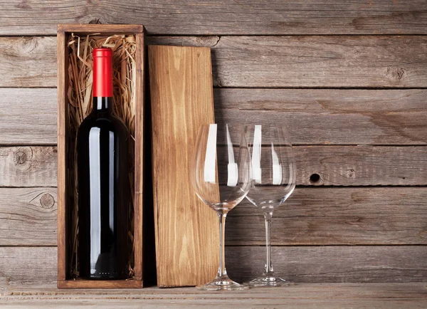 Bouteille de vin rouge et verres à vin — Photo