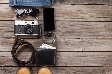 Kot pantolon, Ayakkabı, gözlük, fotoğraf makinesi, smartphone