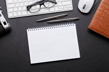 kamera, pc, gözlük ve not defteri
