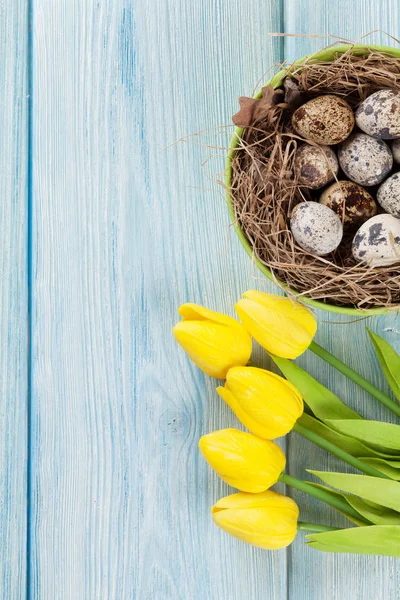 Páscoa com ovos e tulipas amarelas — Fotografia de Stock