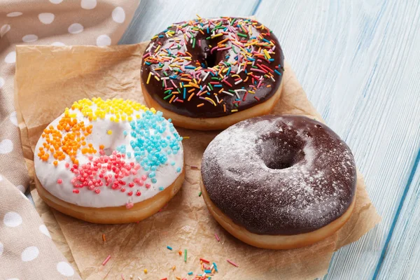Donuts com decoração colorida — Fotografia de Stock