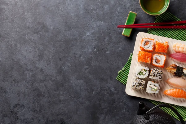 Set di sushi, maki e tè verde — Foto Stock