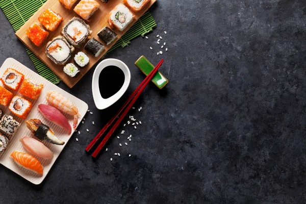 Conjunto de sushi e maki — Fotografia de Stock