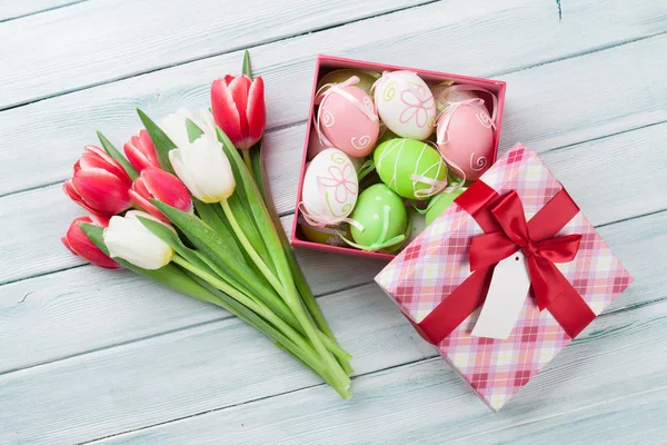 Oeufs de Pâques et bouquet de tulipes — Photo