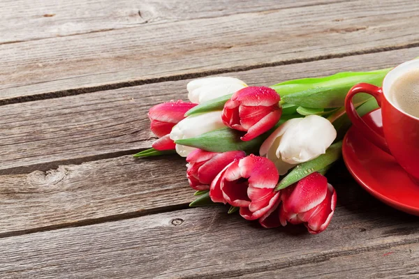 Tulipany bukiet i kawa filiżanki — Zdjęcie stockowe