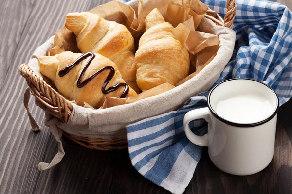 Croissanter i korg och mjölk — Stockfoto