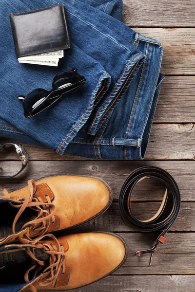 Jeans, schoenen, bril, portemonnee met contant geld — Stockfoto