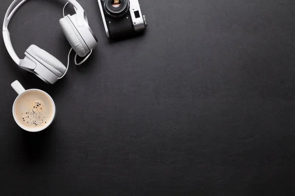 Auriculares, cámara y café —  Fotos de Stock