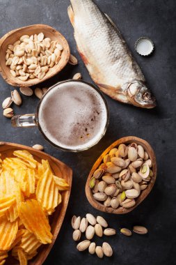  bira bardağı, fındık ve cips 