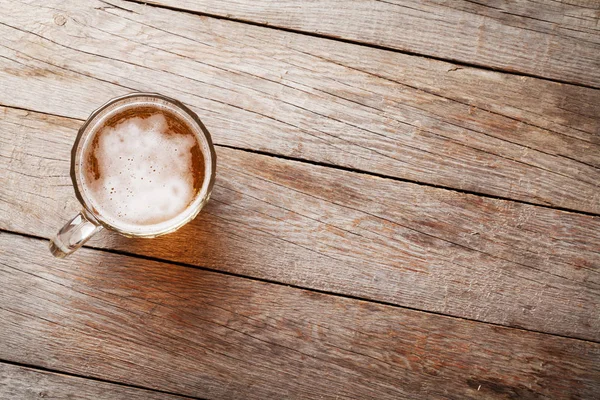 Пивний кухоль на дерев'яному столі — стокове фото