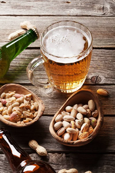 Taza de cerveza, botellas y bocadillos — Foto de Stock