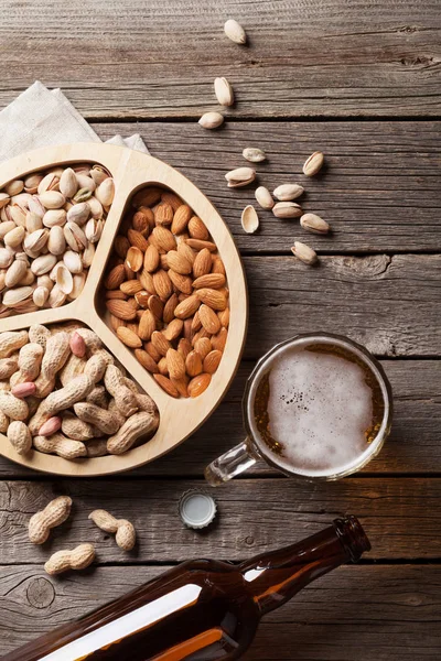 Öl glas, flaska och snacks — Stockfoto