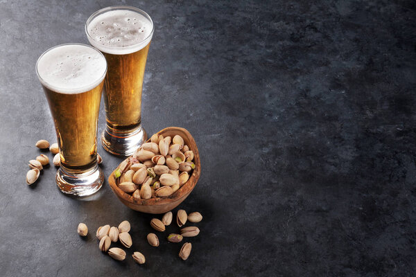 пивные бокалы и фисташки
