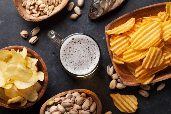 Taza de cerveza, nueces y patatas fritas —  Fotos de Stock