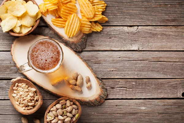 Bierpul, noten en chips — Stockfoto