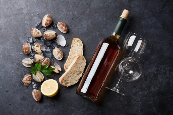Frische Meeresfrüchte und Weißwein — Stockfoto