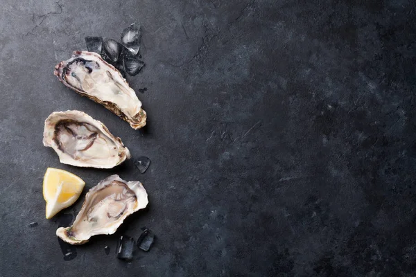 牡蠣とレモン氷の上 — ストック写真