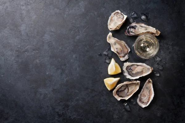 Ostras com limão e vinho branco — Fotografia de Stock