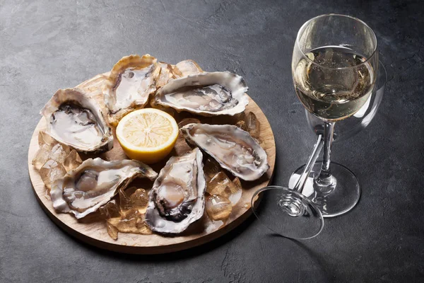 Oysters with lemon and white wine — Stock Photo, Image