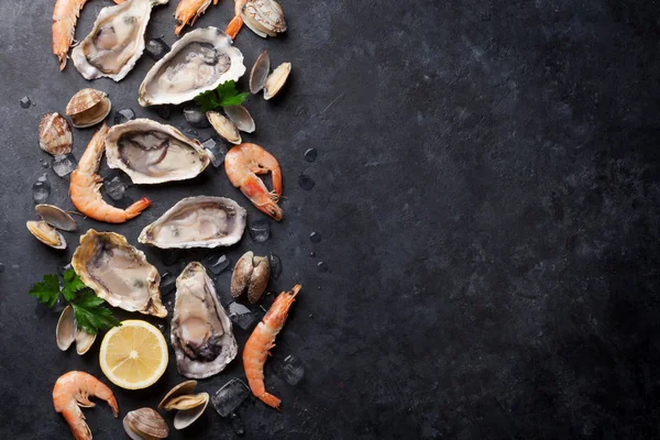 Fruits de mer frais sur la table — Photo