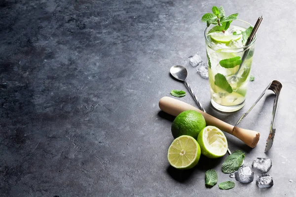 Mojito cocktail στο τραπέζι — Φωτογραφία Αρχείου