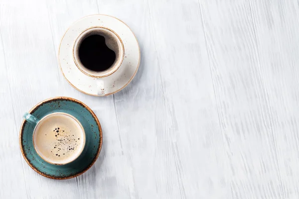 Кофе чашки на стол — стоковое фото