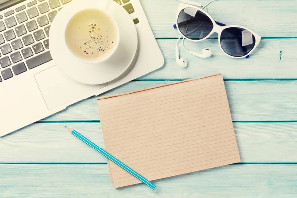 Mesa con portátil, café y gafas de sol —  Fotos de Stock