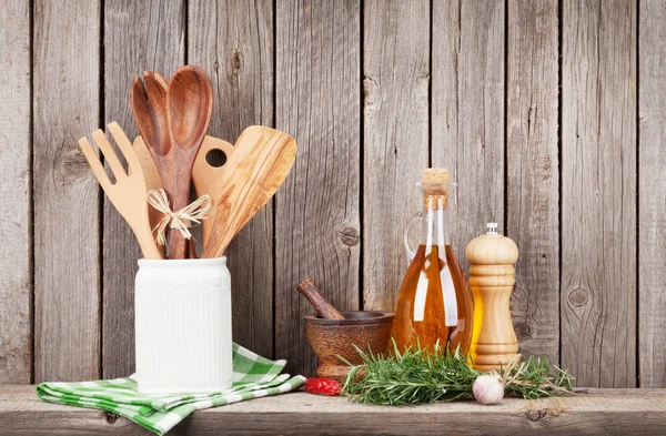 Utensílios de cozinha, ervas e especiarias na prateleira — Fotografia de Stock