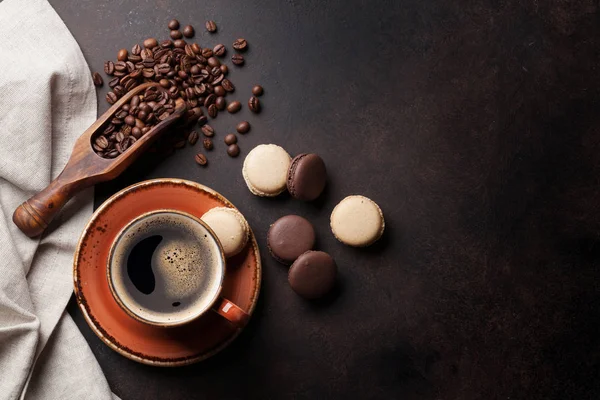 Xícara de café e macaroons — Fotografia de Stock