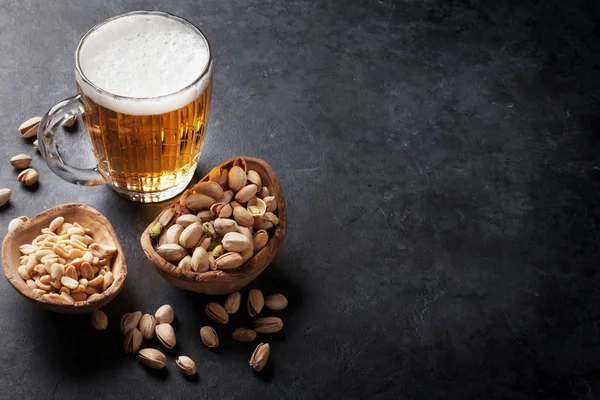 Bierkrug und Nüsse — Stockfoto