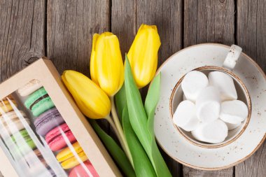 Renkli macaroons ve Sarı laleler