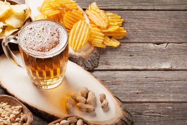 Beer and snacks on table — Stock Photo, Image