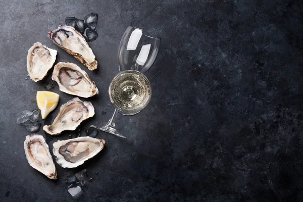 Oesters met citroen en witte wijn — Stockfoto