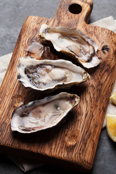 Oesters en citroen op tafel — Stockfoto