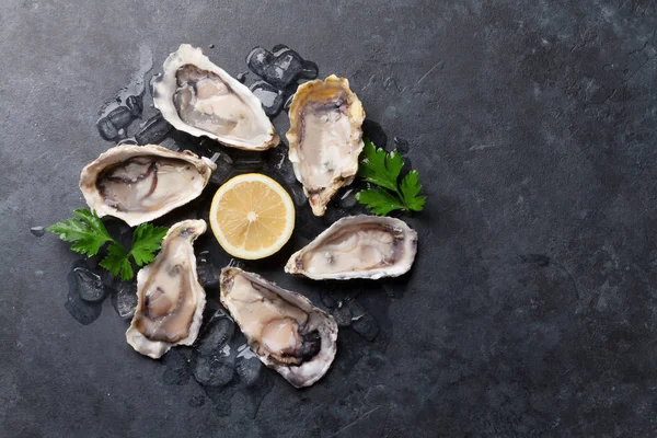 Ostras y limón en la mesa — Foto de Stock