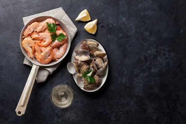 Färska skaldjur och vitt vin — Stockfoto