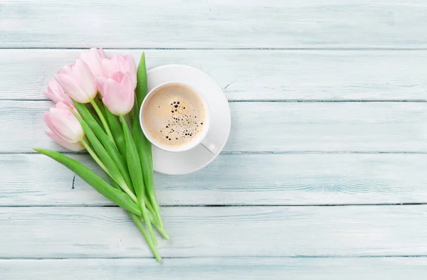 Tulipanes rosados y taza de café —  Fotos de Stock