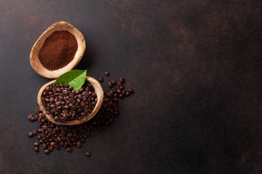 Kahve çekirdekleri ve toprak tozu