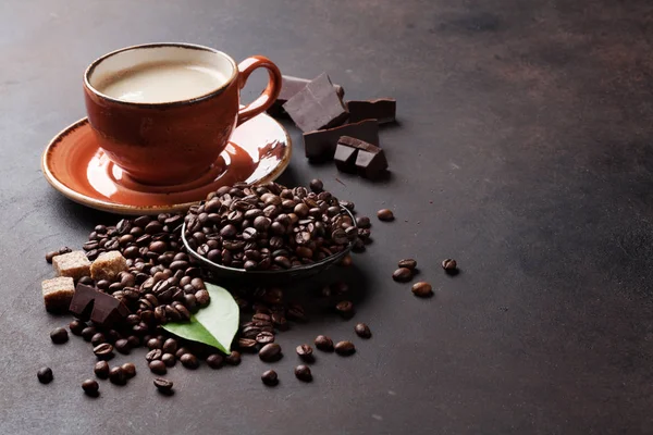 Kaffeetasse, Bohnen, Schokolade — Stockfoto