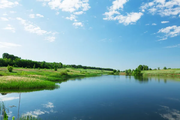 Paisagem com lagoa e colinas — Fotografia de Stock