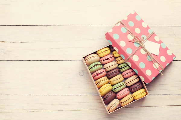 Macarrones coloridos en caja de regalo — Foto de Stock