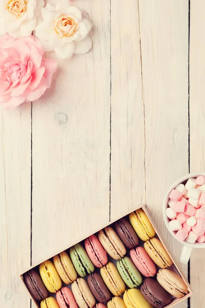 Kleurrijke bitterkoekjes en marshmallow — Stockfoto