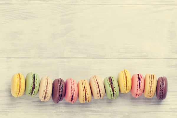 Macaroons coloridos na mesa — Fotografia de Stock