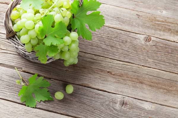 sepet içinde beyaz üzüm 